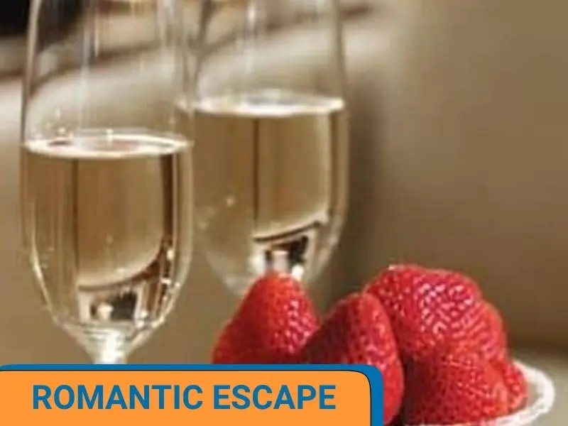aperitivo romantico in camera - prosecco - fragole - coppia
